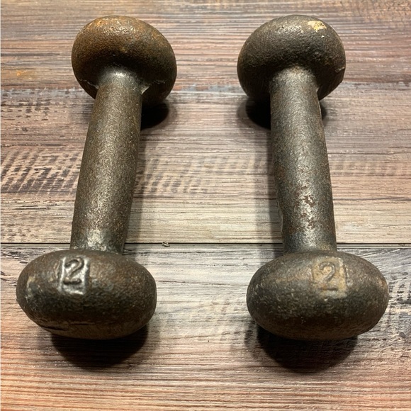 Vintage Pair of Cast Iron 2 Pound Round Dumbbells Weights Workout - Picture 4 of 4